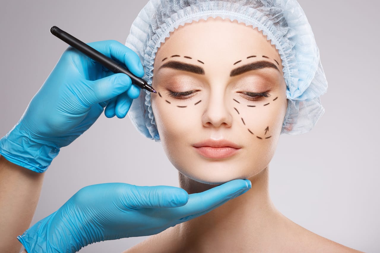 Cirugía estética facial, rejuvenecimiento y reducción de arrugas en Ecuador.
